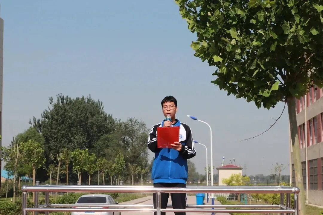 热爱祖国从我做起德州云天高级中学升旗仪式