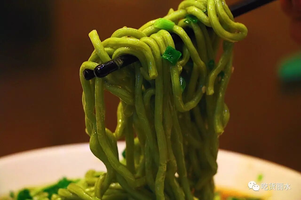 可以说是葱油绿茶面,浸了汤汁的面条 爽滑有味,洒了芝麻提香,简单却让