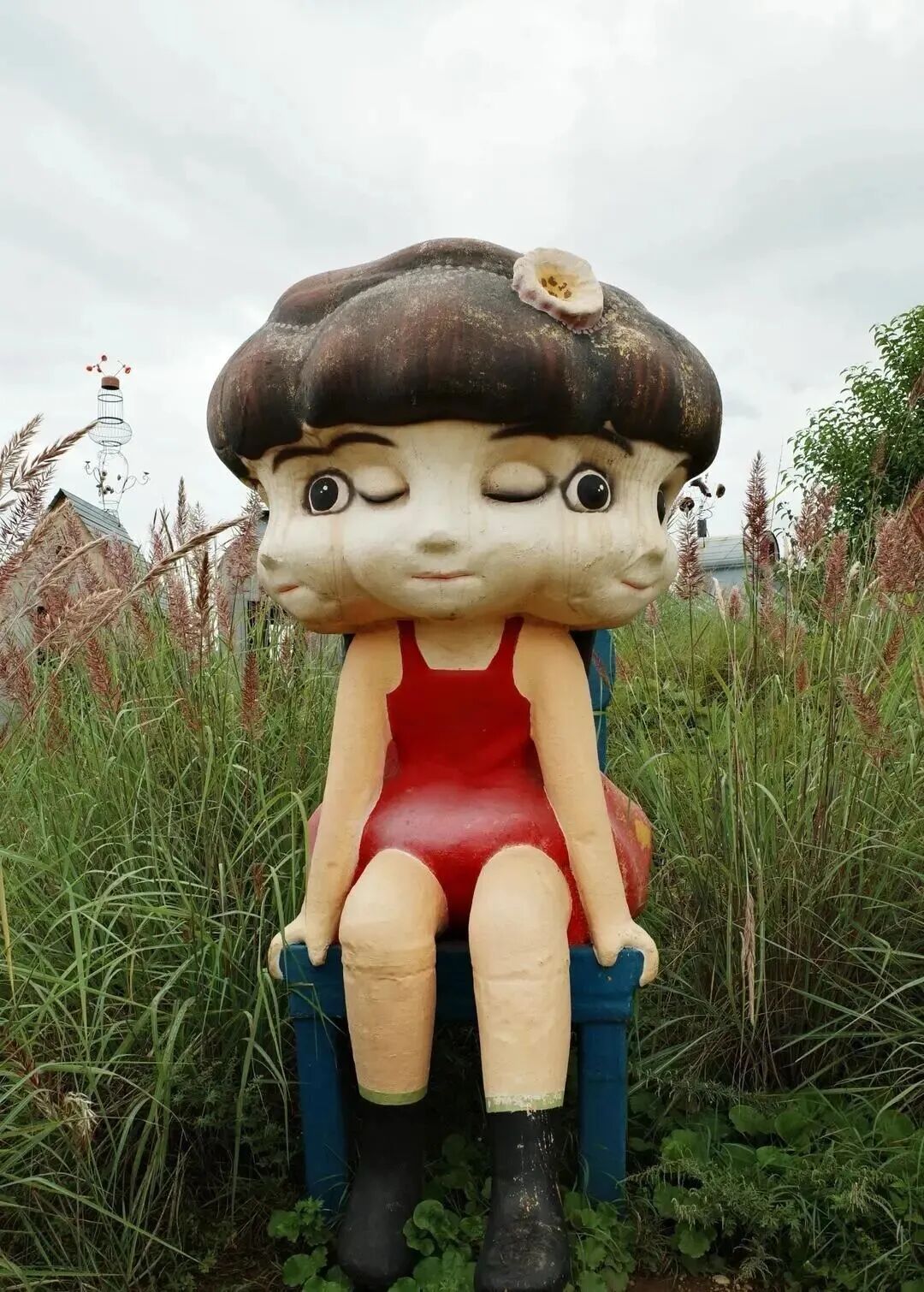 云南“荒野之国”景区被指画风诡异！景区回应：致歉，部分已拆除