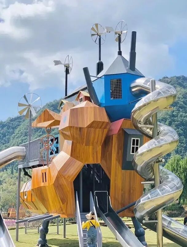 云南“荒野之国”景区被指画风诡异！景区回应：致歉，部分已拆除