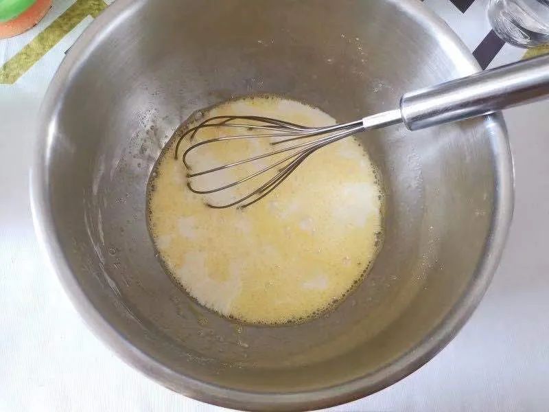 不用发面就能做的华夫饼，松软香甜，轻轻一压就搞定~