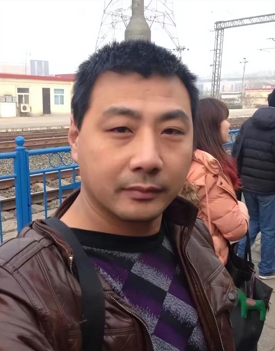 facai军官受骗进贩毒团伙，靠纵火幸免于难，巨脚龙！(图2)