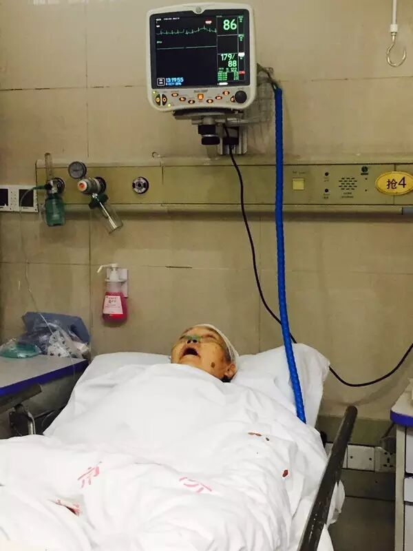 93岁鞋垫奶奶生命垂危医药费都成问题了!