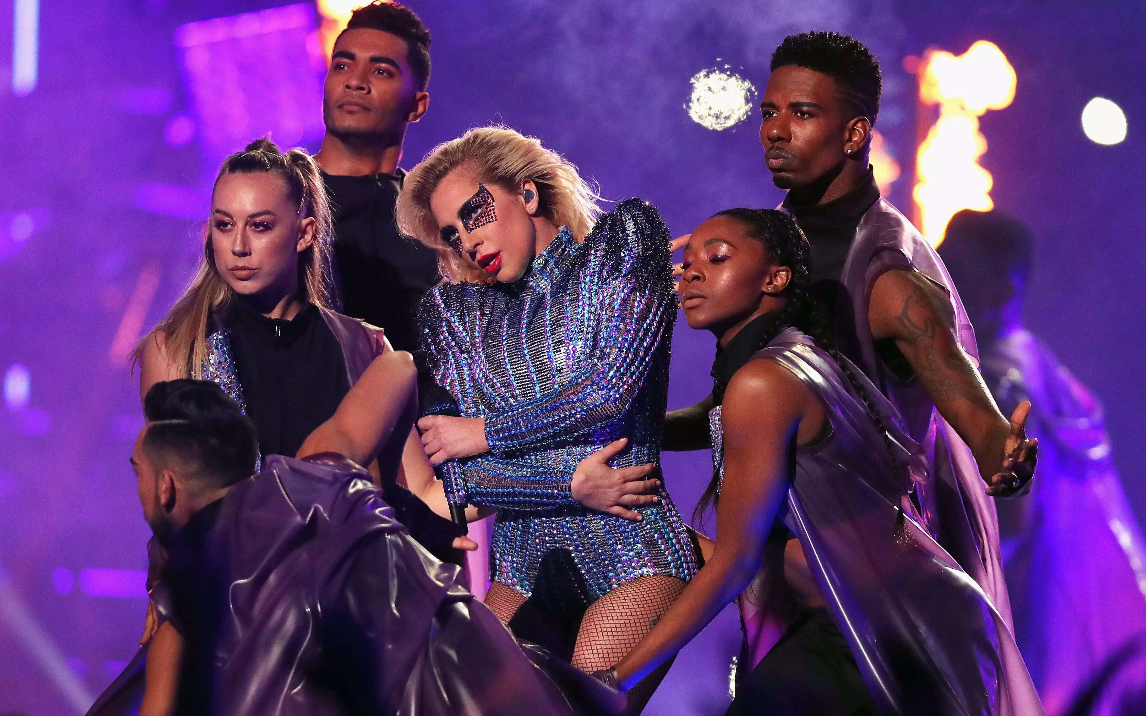 "超级碗"不仅是一场比赛,更是一个集娱乐,创意于一身的大秀场.