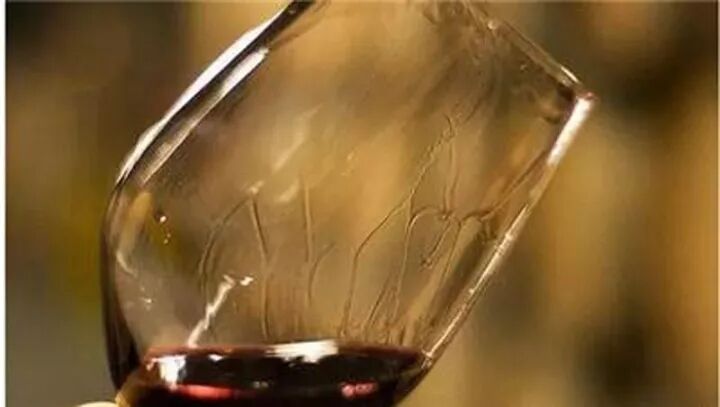 喝酒还在看挂杯？别再给它加戏了！