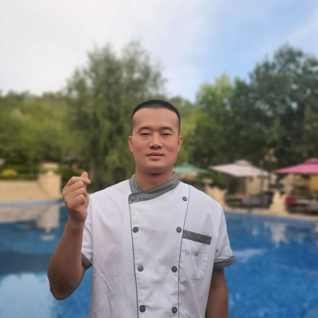 粤菜 厨师长   孙兆海凉菜间    杨景纸情却长饮水思源,莫忘恩情.