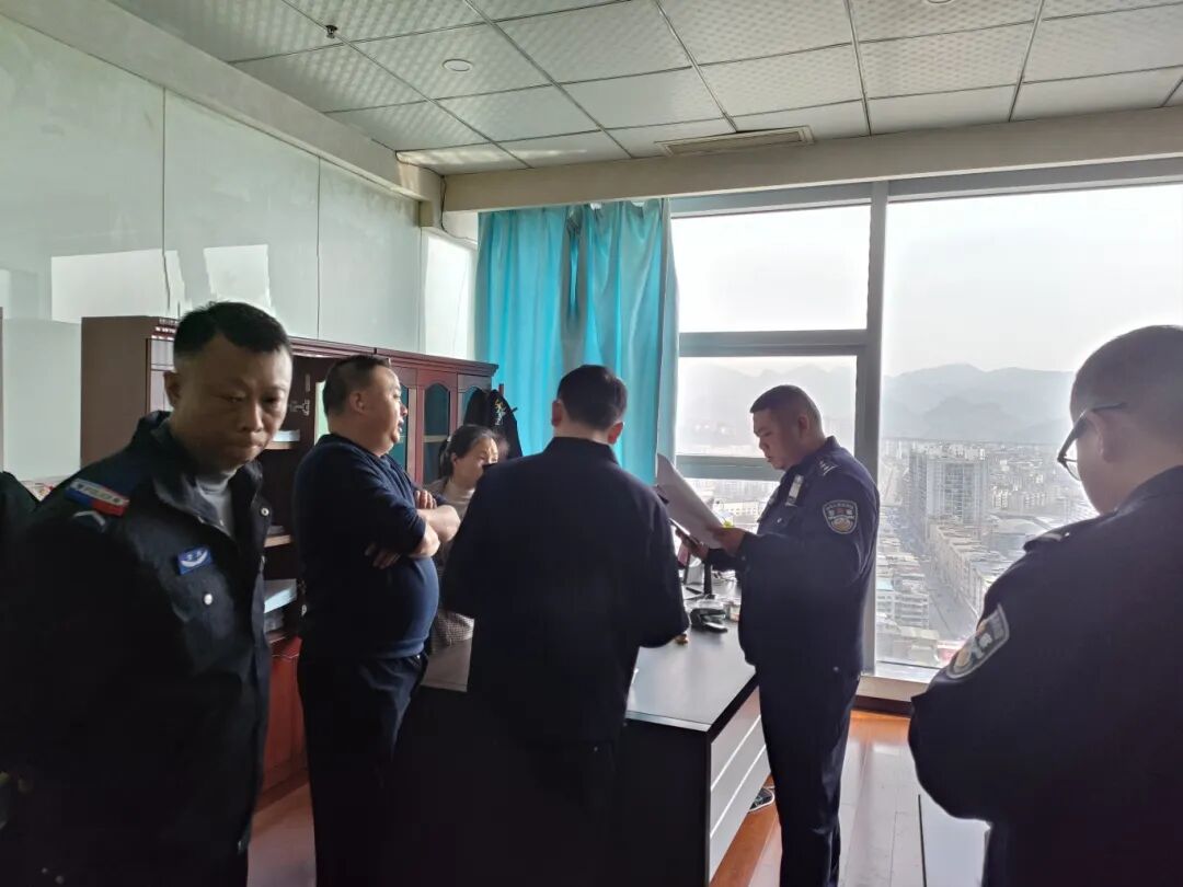 冯礼率队会同派出所民警在昆明路开展排查.jpg