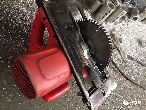 焊接铝管时，表面总是发黑，怎么办？