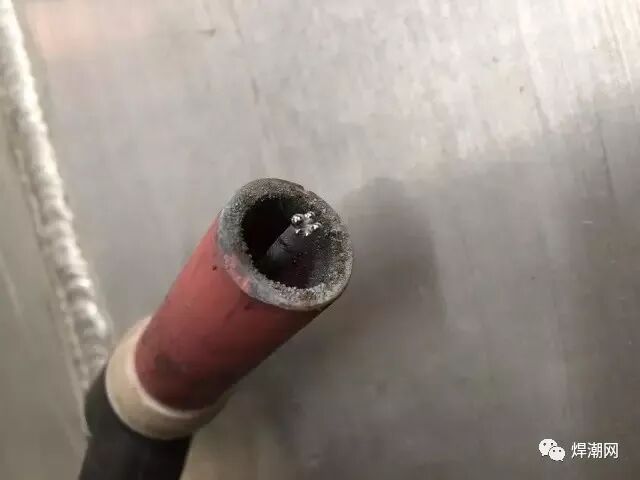 焊接铝管时，表面总是发黑，怎么办？