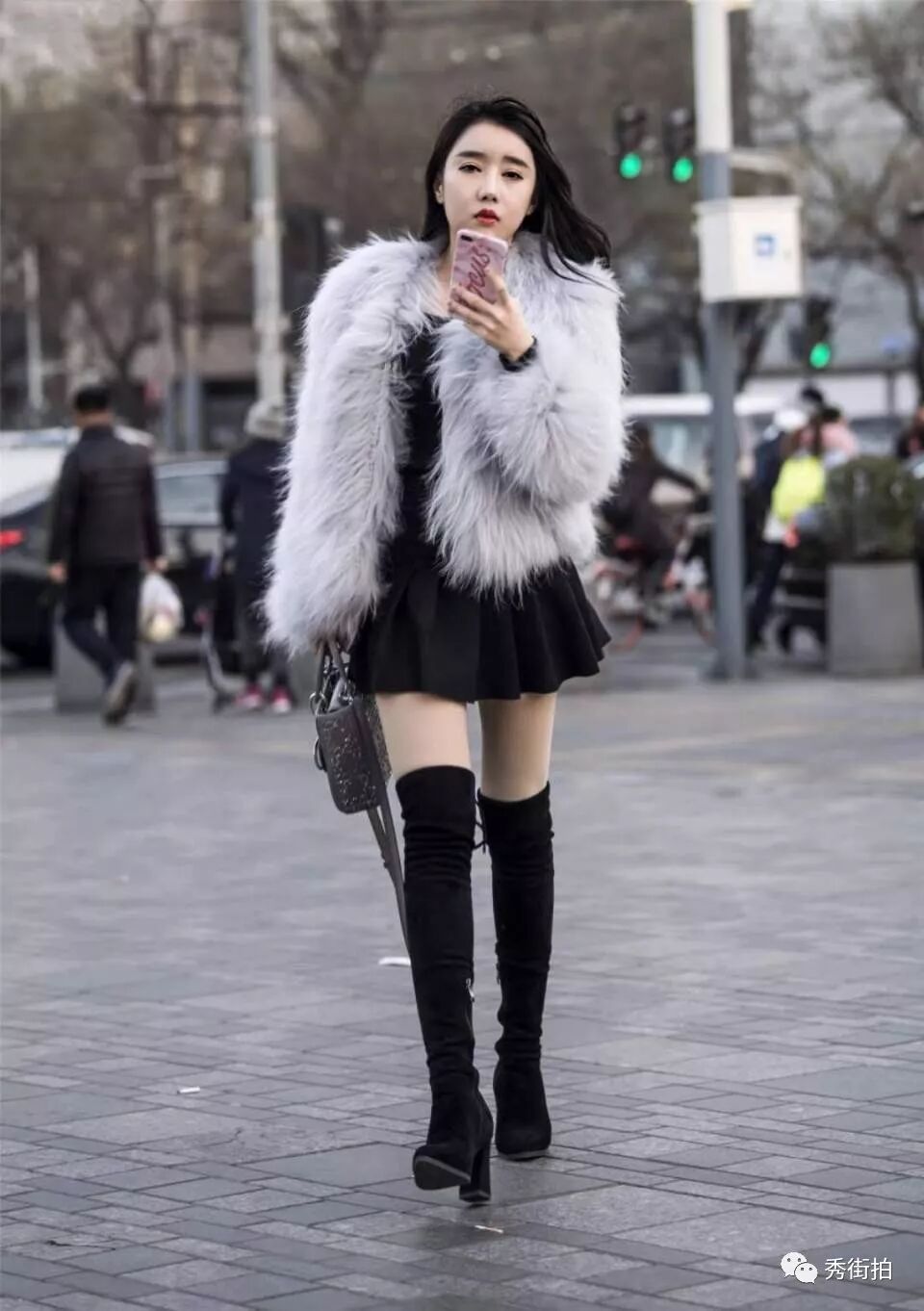 秋季街拍皮草外套搭配长筒靴造型更加有气场