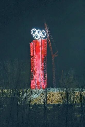 “奥运五环”亮相长城脚下