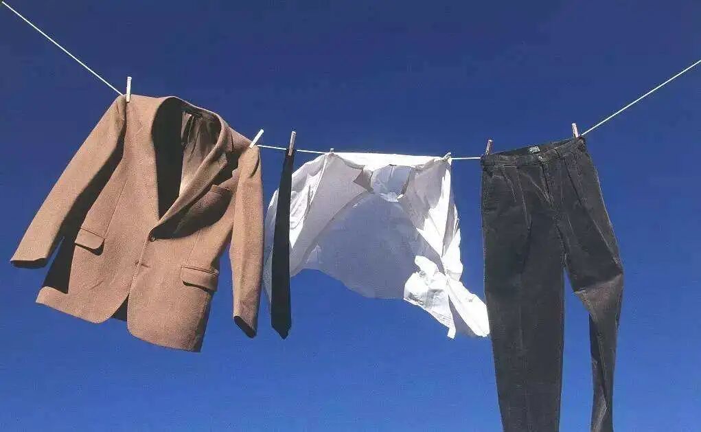 洗完衣服,正着晒还是反着晒?很多人都做错了,难怪衣服旧得快!
