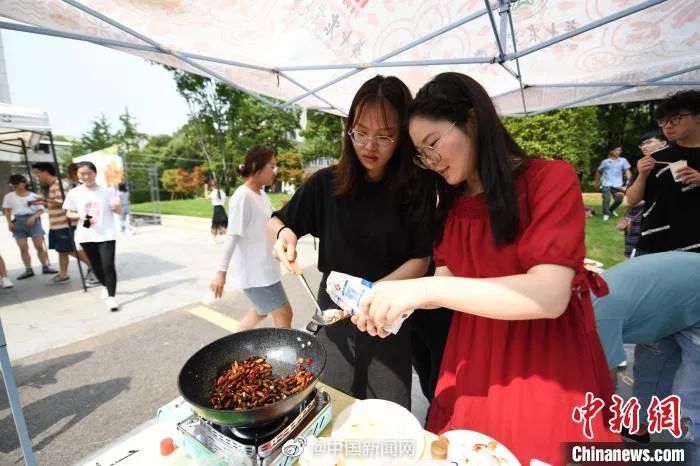 廣州隔離病房考生高考畫面曝光_廣州隔離病房高考生成績出爐_廣州兩考生隔離病房內順利開考