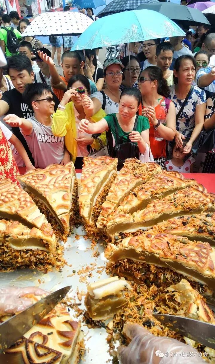 柳州国际水上狂欢节第六届柳州螺蛳粉美食节推介会在柳州体育中心举行