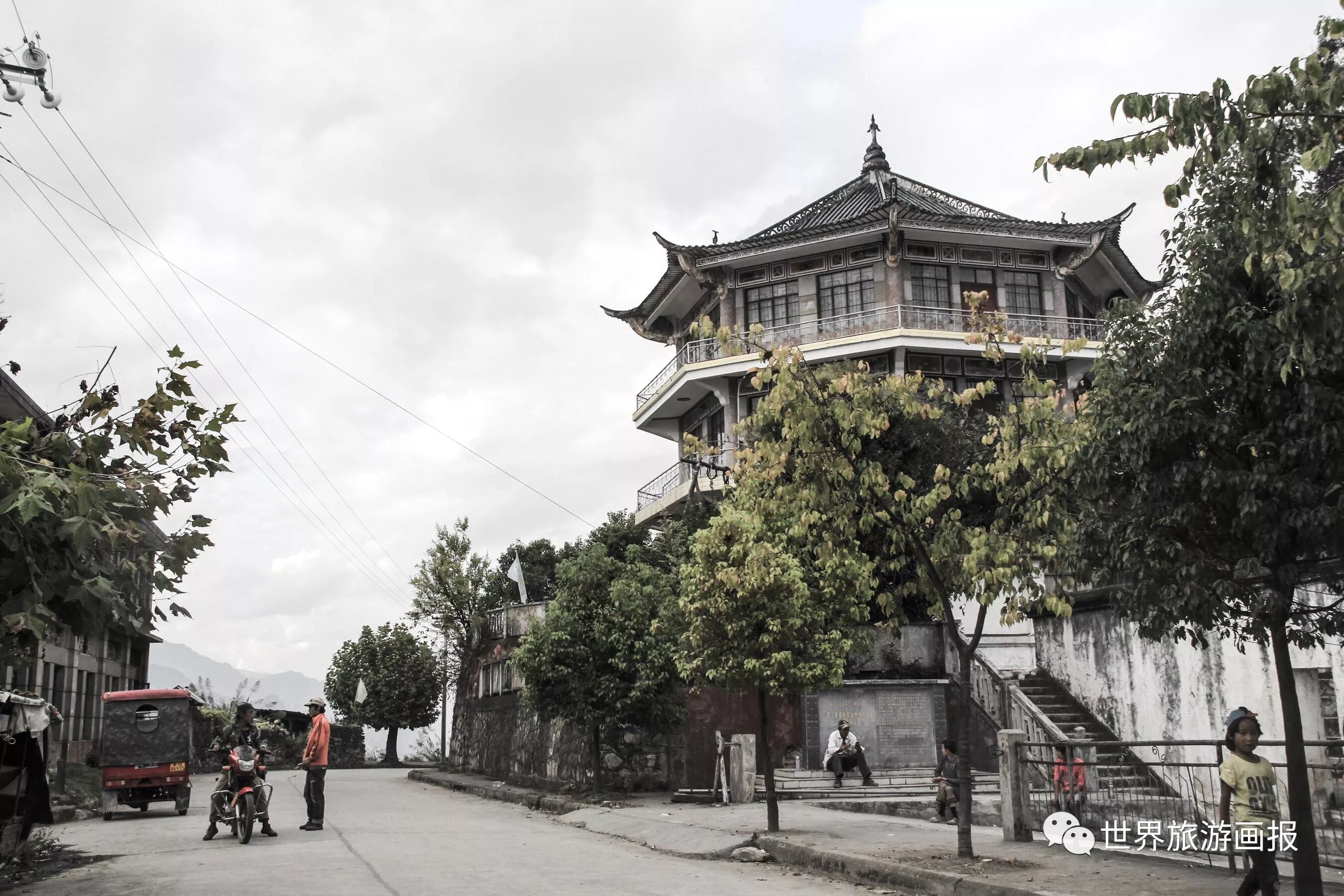 从老姆登再往上大概两公里,是曾今怒江州州府,碧江县的县城知子罗