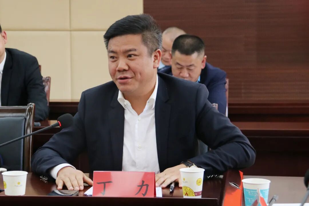 贵州天亿置业有限公司董事长丁力表示,当下,贵州的本土企业家需要"练