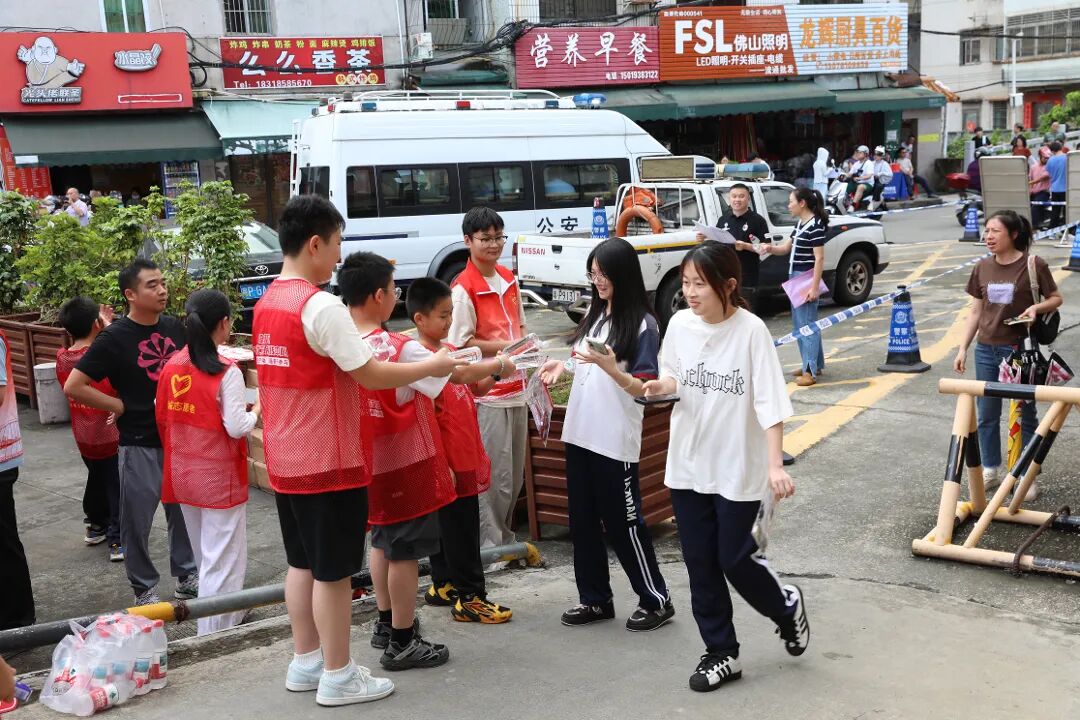 志愿者为考生送水.jpg