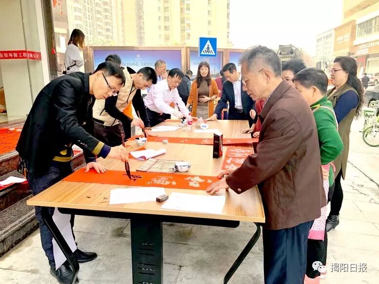 公益活动|空港经济区书法家为市民书写春联送祝福