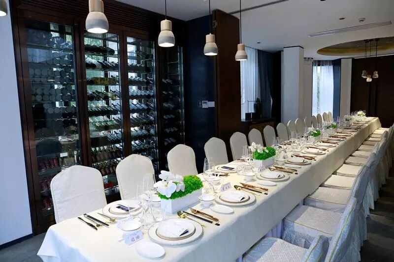 晚宴开场,长条桌摆起