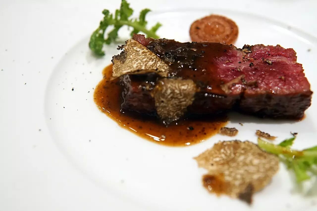 果木烟熏烤牛肉配黑松露