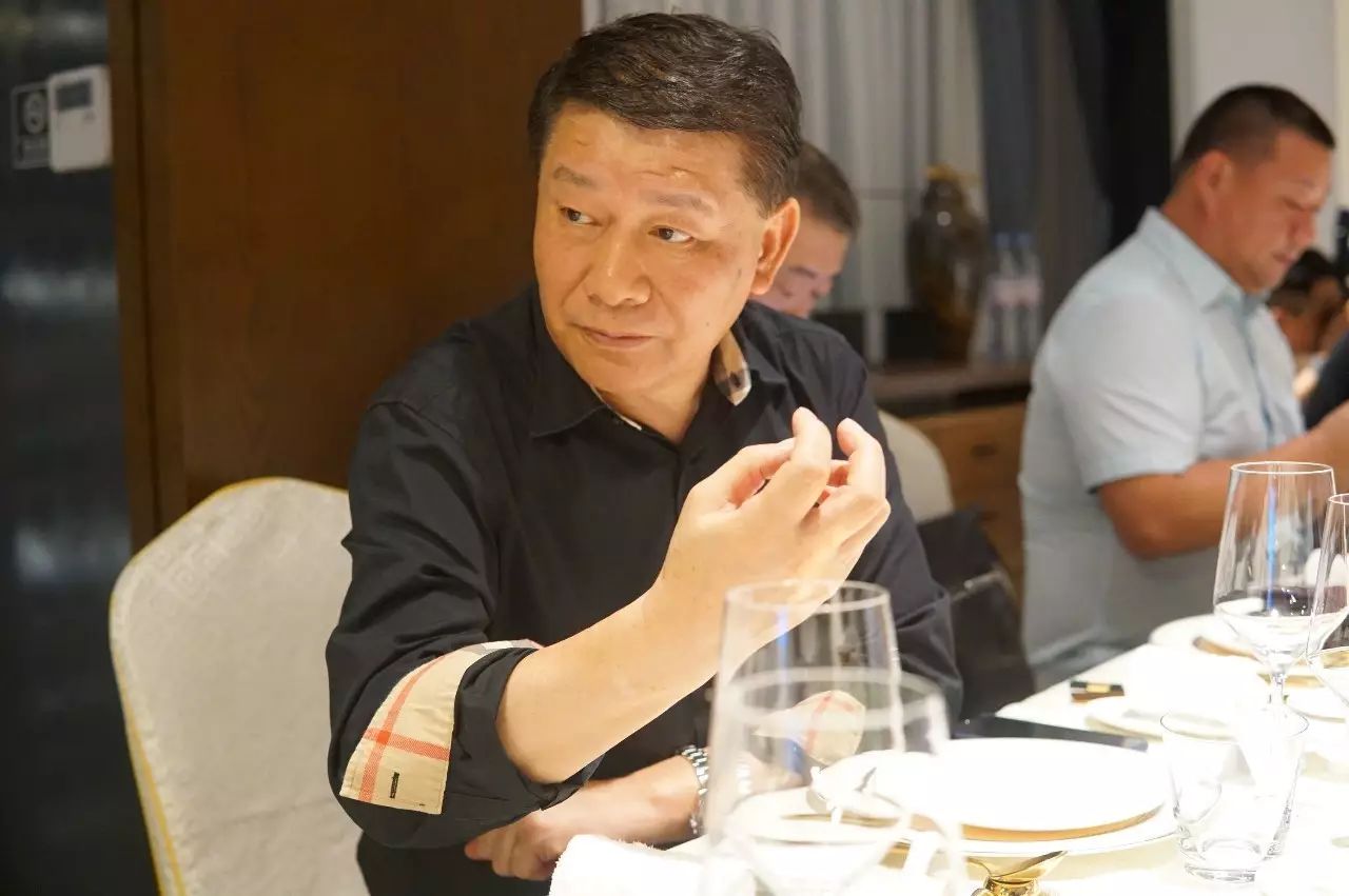 席间,中国烹饪大师周元昌竟然问我们吃到的花胶是公的还是母的,作为
