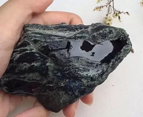 8万买的翡翠原石切出难得一见的墨翠，货主却没有露出一丝喜色？