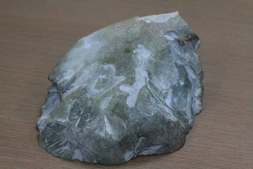 一块种水色俱佳的会卡料因裂纹被大卸八块，抠出这么多挂件，算是