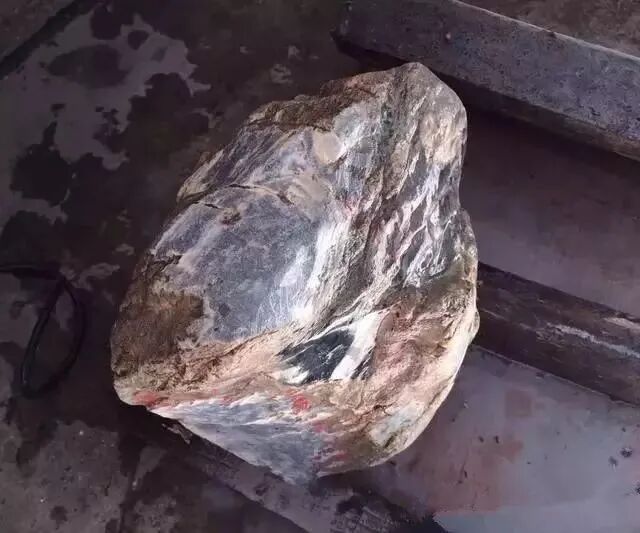 十万多秒变一百万多，这个原石是到底藏有什么高货在里面？