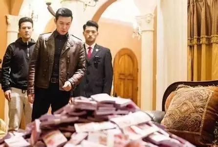 赵德汉的私人别墅,剧情简直让人瞠目结舌,满墙,满床的钱不说,就连冰箱