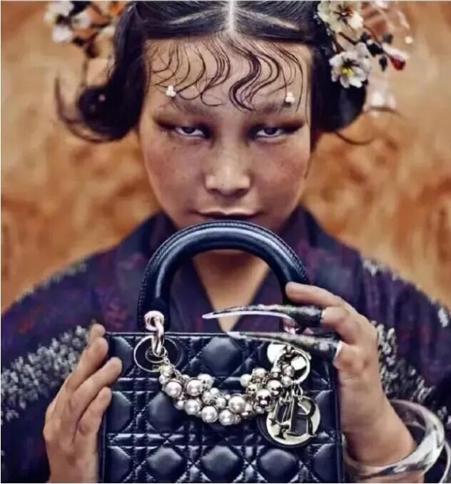 三只松鼠模特回应辱华手势欺人太堪：一百年前眯眯眼就已经是辱华标志！