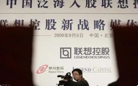 三只松鼠模特回应辱华手势欺人太堪：一百年前眯眯眼就已经是辱华标志！