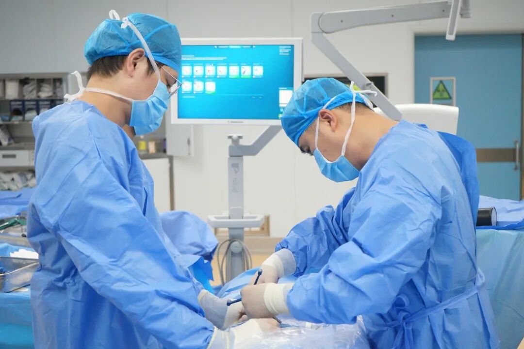 什么是c型臂术中透视手术中的“3D导航”—我院骨科成功实施两台O型臂透视术中导航下脊柱手术_https://www.jmylbn.com_新闻资讯_第4张