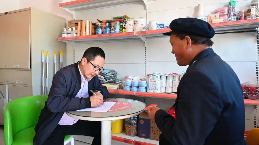 情系百姓甘当士卒记漳县四族镇韩家山村党支部书记年龙武