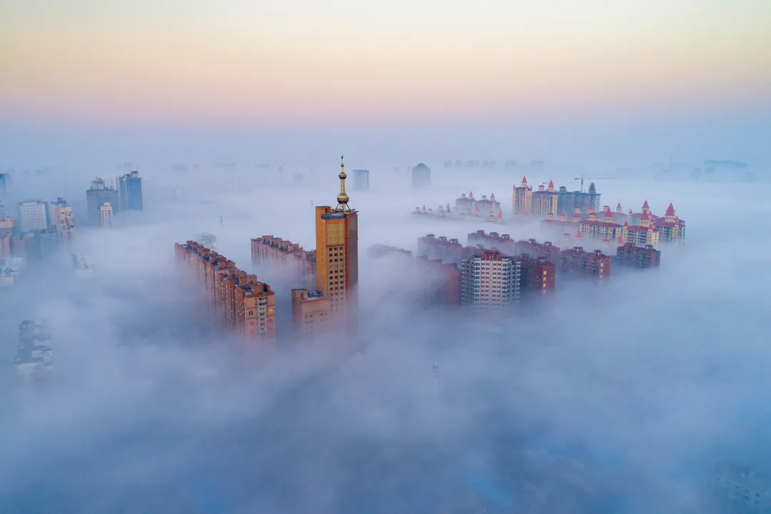 城市高楼的自然雾效果