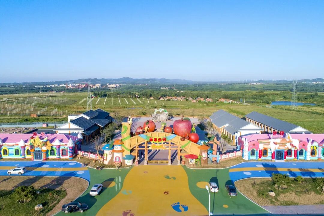 1.苹果乐园，占地面积6000亩，由山东农科农业发展有限公司投资建设，目前共栽植苹果3000余亩，建成保鲜库一处，辐射带动周边300余名村民进园打工，享受土地流转及进园务工双份收入 (1)_副本.jpg