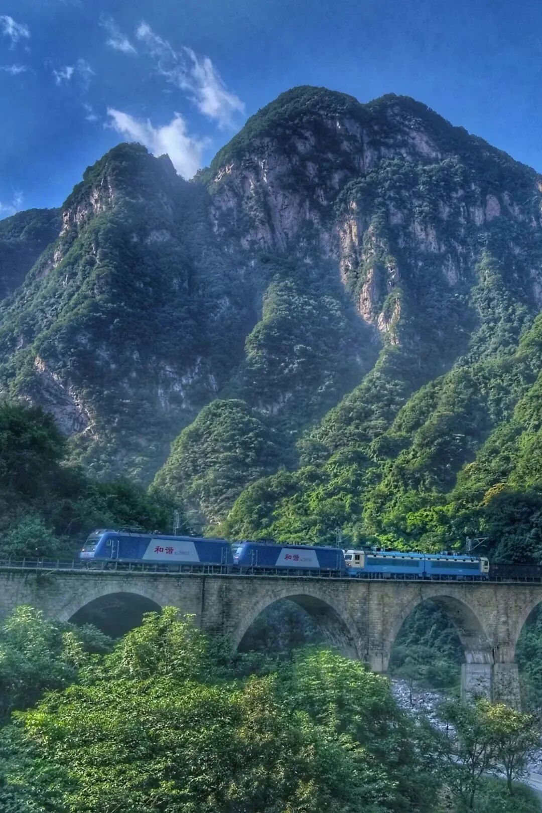 列车穿行在"新蜀道"宝成铁路秦岭段.
