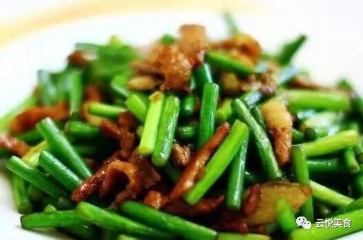 炒蒜苗 炒蒜苔时，直接下锅就“错了”，多做一步，蒜苔青翠又入味