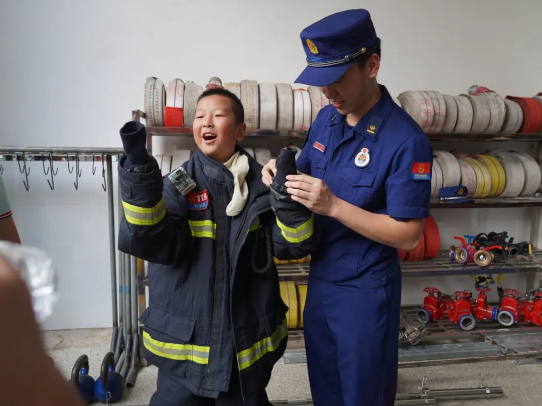 百余名中小学生在家长的陪护下走进双龙湖消防救援