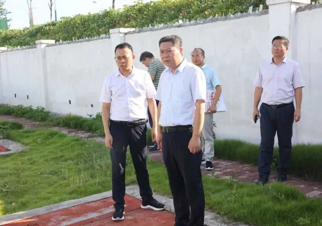 来到江口圩镇污水处理站,廖永平现场查看污水收集处理设施运行等情况.