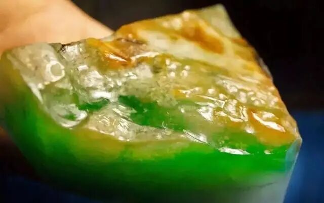 一块不起眼的翡翠原石，竟切出黄加绿翡翠，玉成三彩，千金不易！