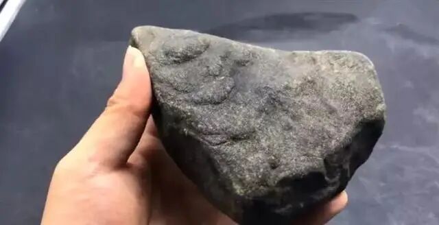 一块黑皮的翡翠原石，照样切出好彩头，6块高冰大牌稳稳的惊喜！