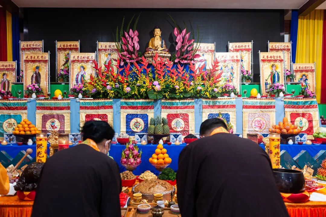 由寺院住持忠明大和尚主法,四众弟子恭请十方诸佛及诸天圣众降临坛场
