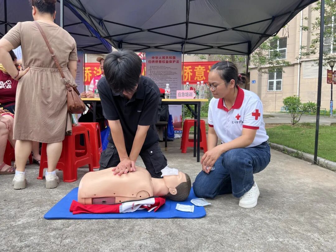 市红十字会应急救护师资指导侨胞开展心肺复苏演练.jpg