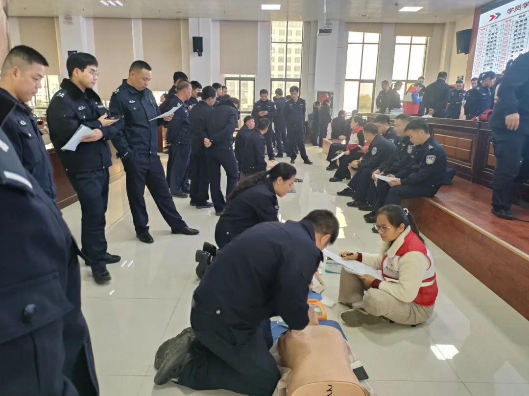 2025年1月21日，来宾市红十字应急救护师资到来宾市兴宾区公安局开展救护员持证培训.JPG