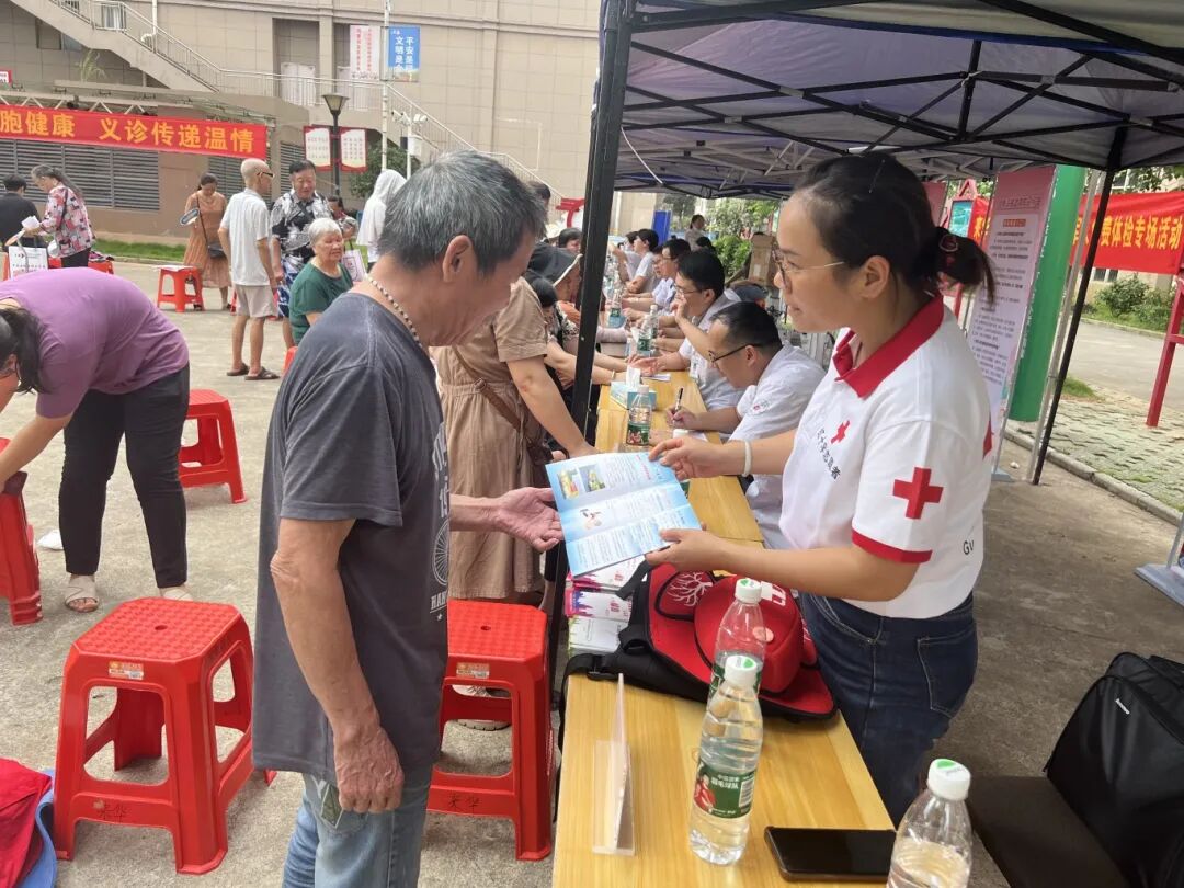 来宾市红十字会志愿者者向侨胞发放宣传资料.jpg