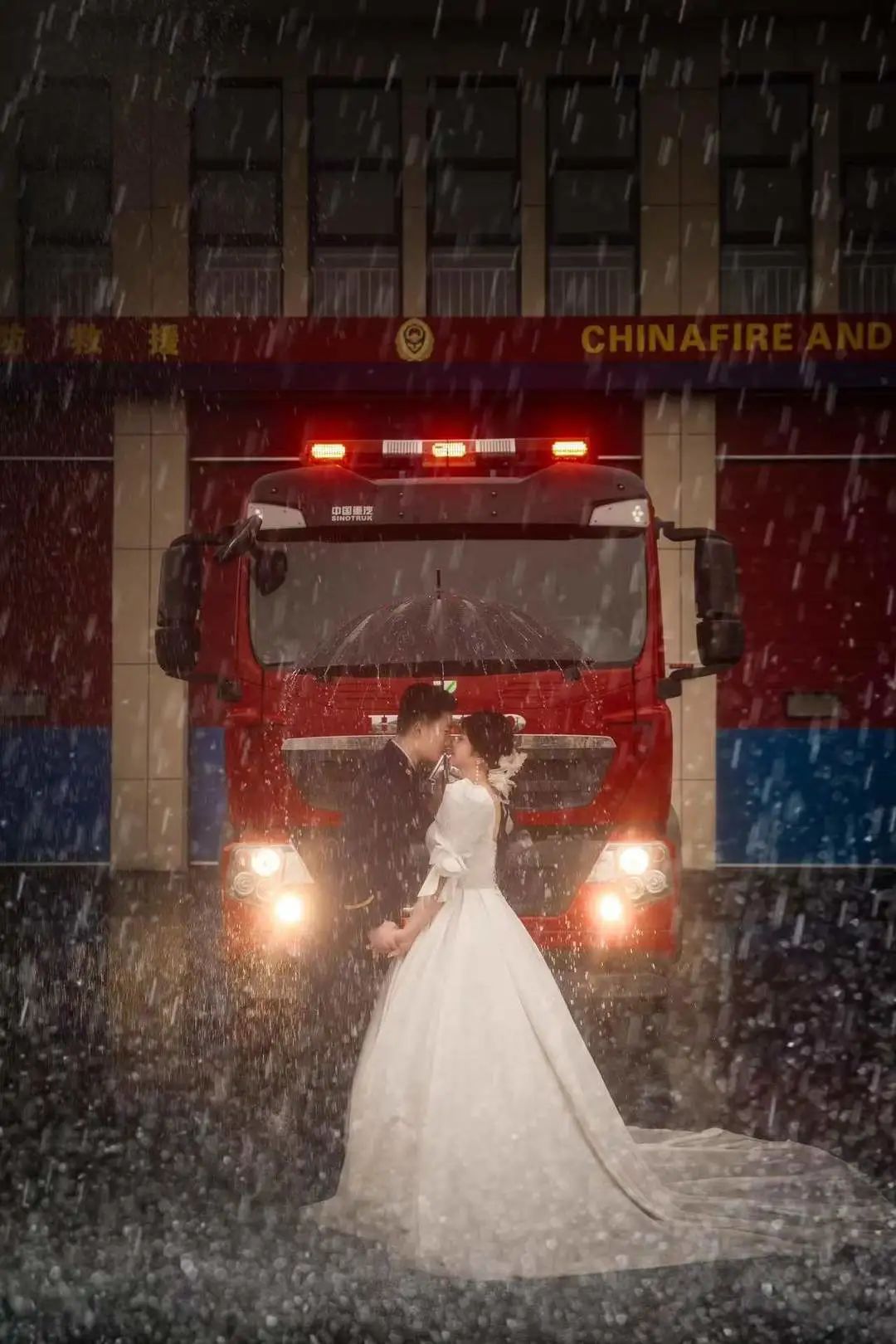 消防婚纱照高清图片