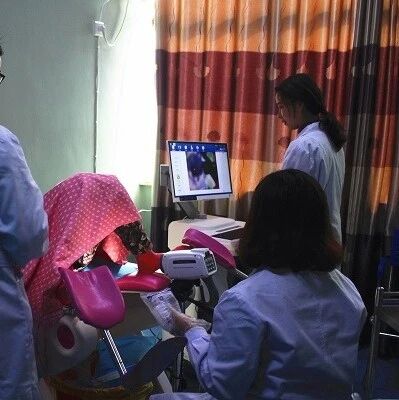 男医生要求女患者解开裤子检查，被其男友扇耳光！