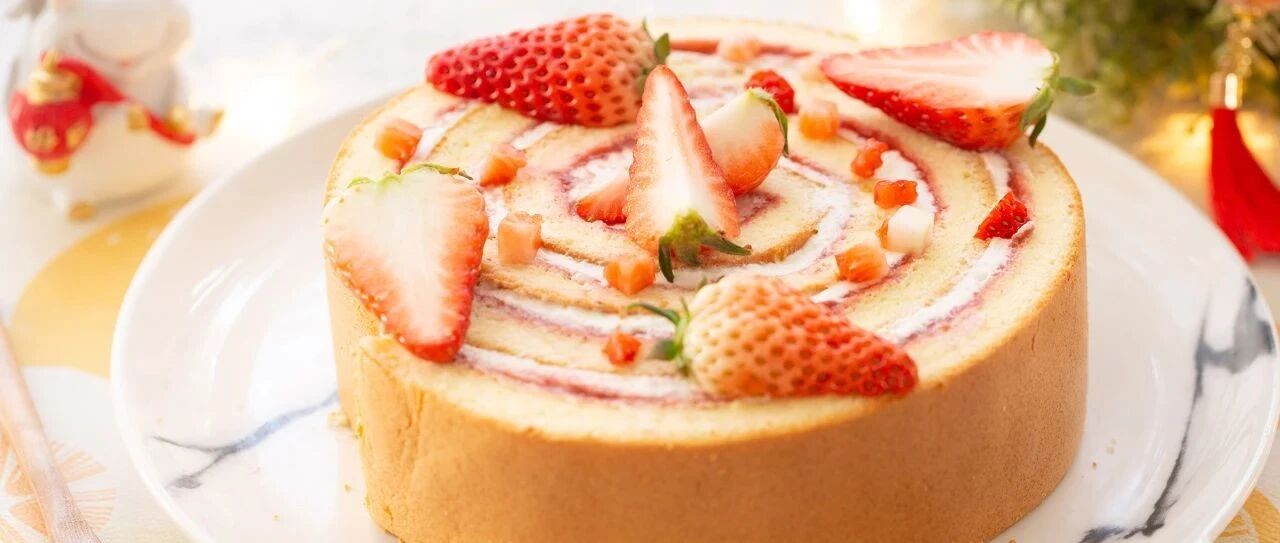 让人眼前一亮的美味甜品，红红火火的鲜艳颜色让人一眼就爱上！