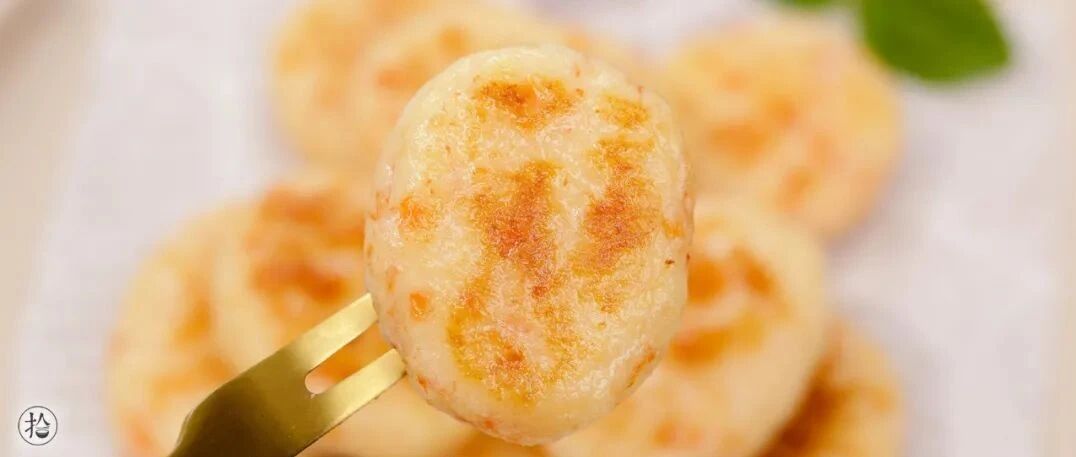 开学后又要愁早餐吃啥？这个元气虾饼鲜香又营养，再挑食的孩子都抢着吃！