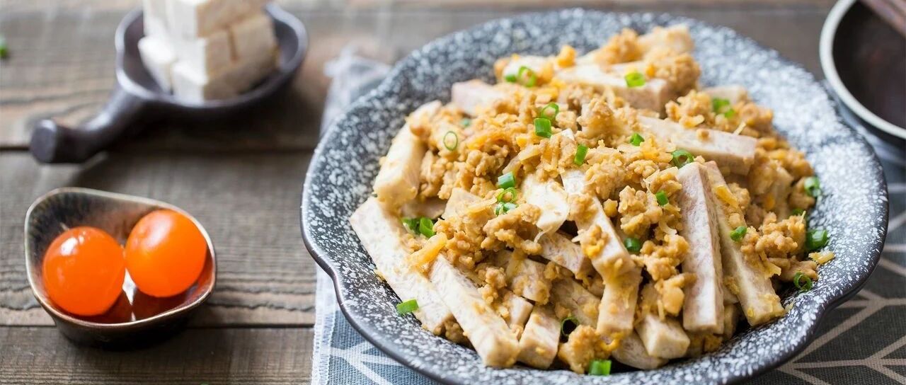 简单食材一搭配，就能把这道家常菜做得鲜香味美又不柴不腻！